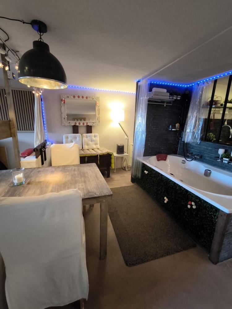 Love-Room Discret 40 M2 Bormes Les Mimosas Village Avec Terrasse Exterior foto